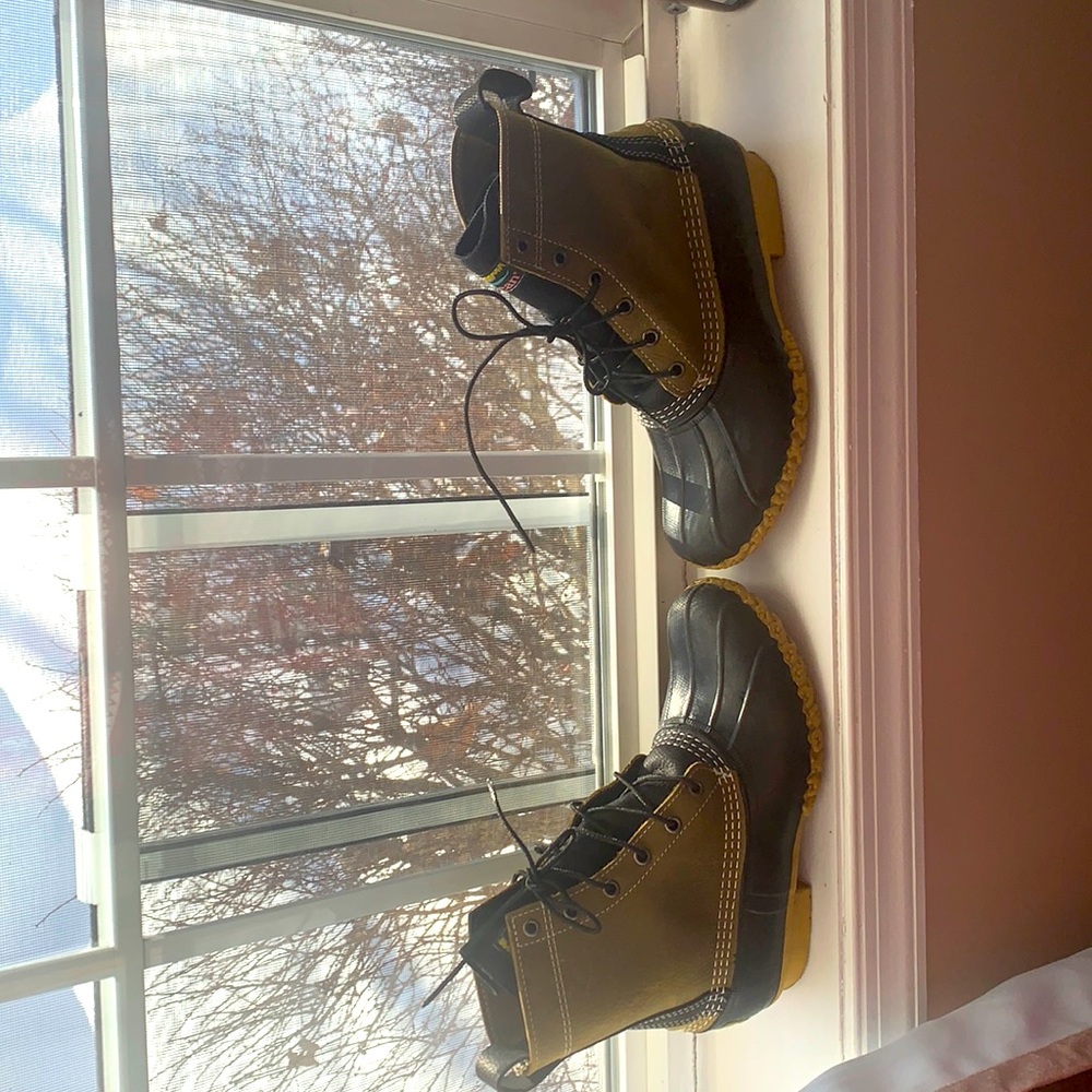 Women’s L.L. Bean Tumbled leather in Olive Green and black size 9.